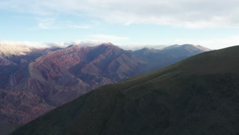 serranias el hornocal, cerro de 14 colores, argentina, amplio tiro aéreo pan izquierda