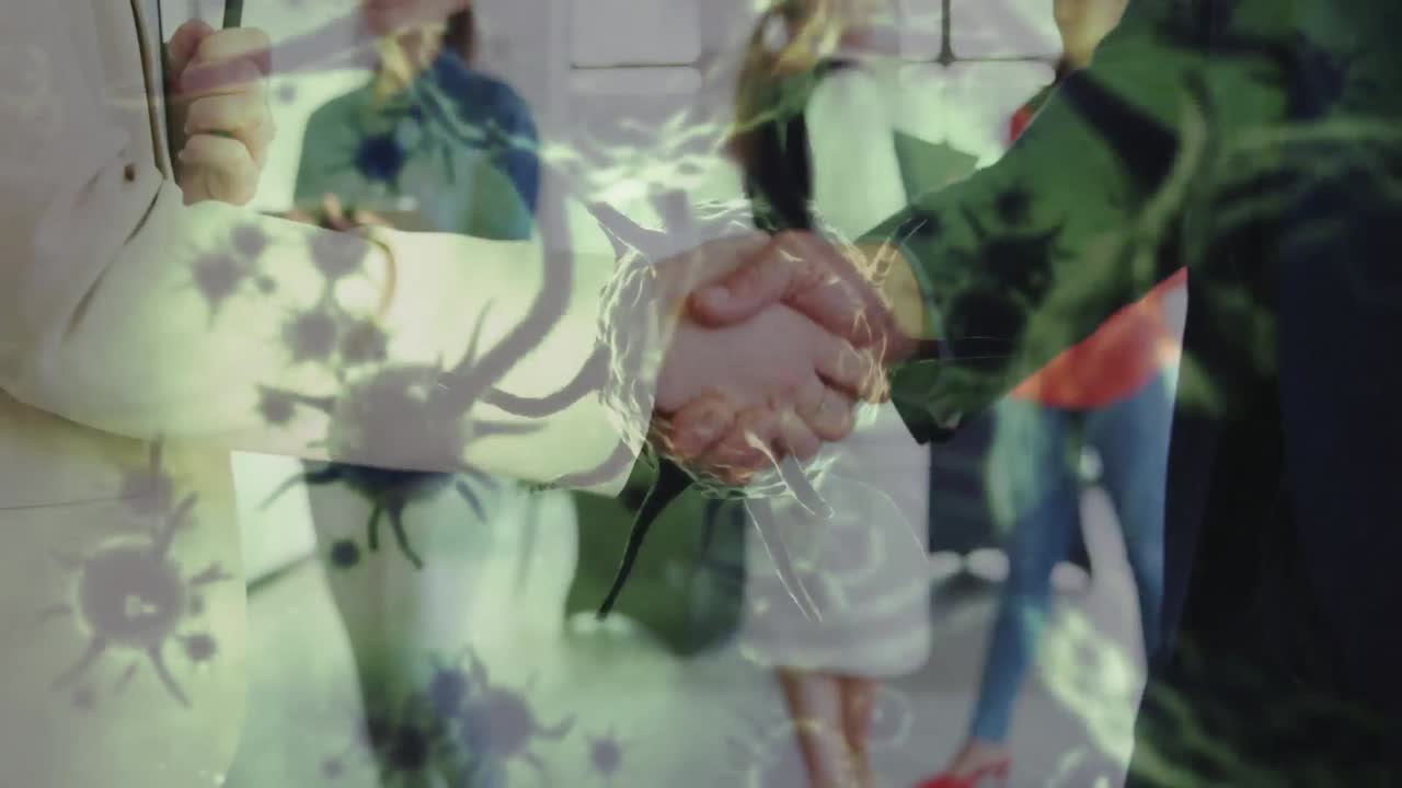animación de células de virus sobre diversas personas de negocios que se dan la mano
