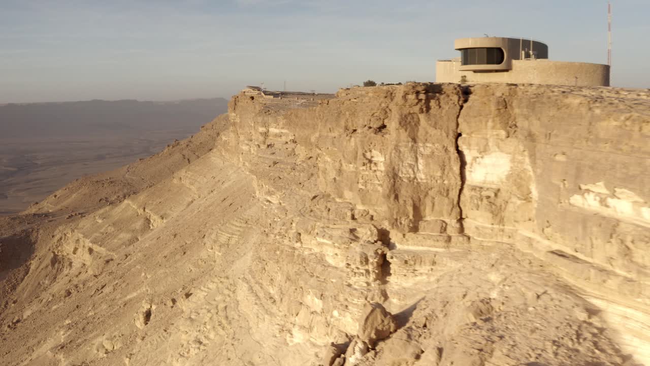 paisaje montañoso desértico con vistas a acantilados y valles