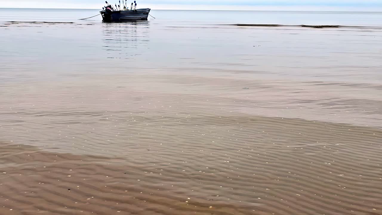 한 배 가 평온 한 바다 에 시 기어 를 가지고 떠 있다