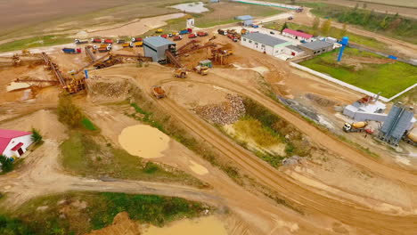 vista aérea de camiones volquetes con arena de pie en el territorio de la fábrica industrial