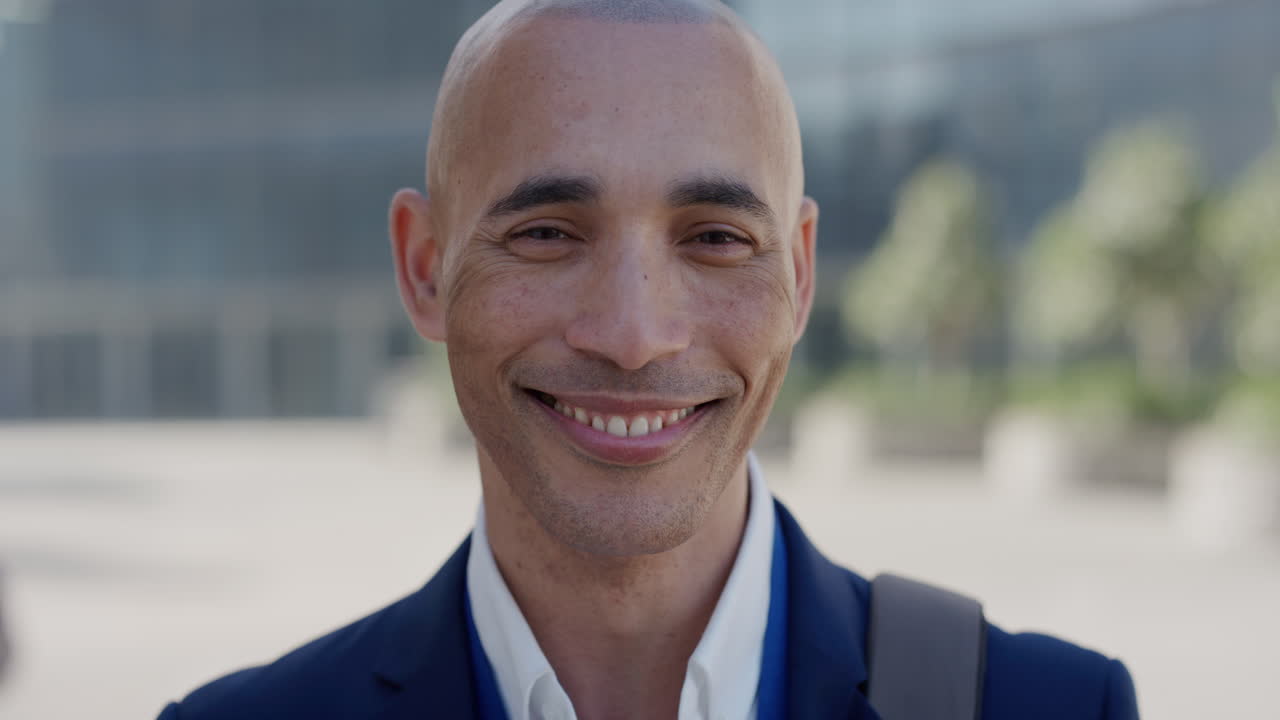 retrato de cerca joven empresario hispano sonriente ejecutivo disfrutando del éxito profesional empresario feliz viajero en la ciudad cámara lenta