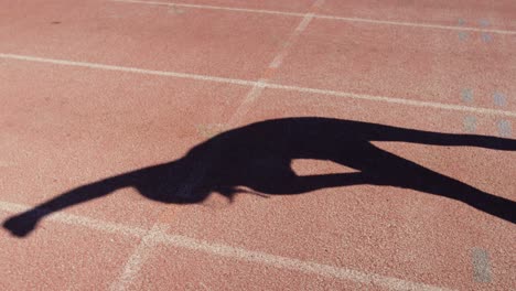 sección baja de una atleta ejercitándose en la pista de carreras en un lugar deportivo 4k