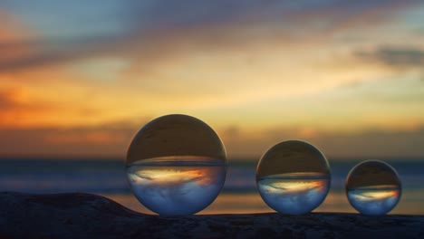 hermosa vista mágica del cielo de la puesta de sol en bolas de cristal.