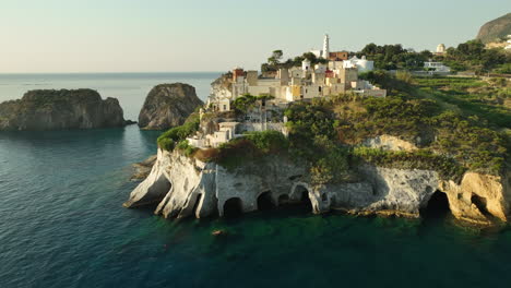 Friedhof-Mit-Blick-Auf-Das-Meer-Bei-Isola-Di-Ponza-An-Einem-Sonnigen-Tag