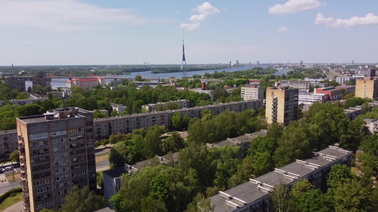 телевизионная башня рыга из района кенгарагса, взгляд с воздушного дрона