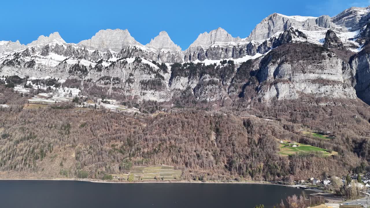 スイスのヴァーレンシュタット近郊にあるクーアフィルシュテン山脈とヴァーレン湖のドローン空撮。