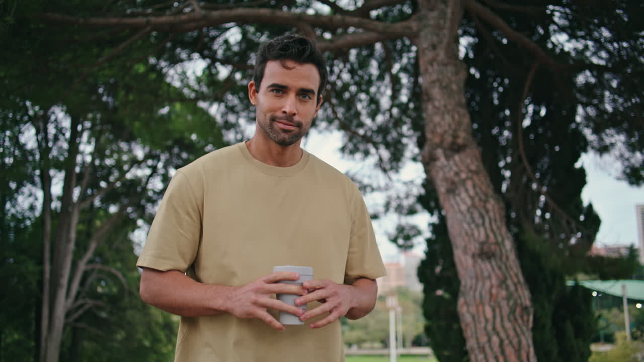 hombre de negocios tranquilo caminando café disfrutando de la mañana de fin de semana de cerca. hombre paseando