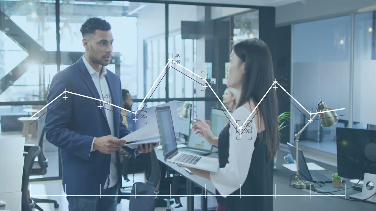 animación de gráfico con números cambiantes sobre diversos compañeros de trabajo discutiendo informes en la oficina