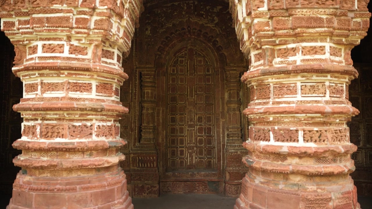 Questo tempio Pancharatna, ricco di opere in terracotta, è chiamato Tempio Shyamray o Pachmura. Questo tempio è riccamente ornato con decorazioni in terracotta.