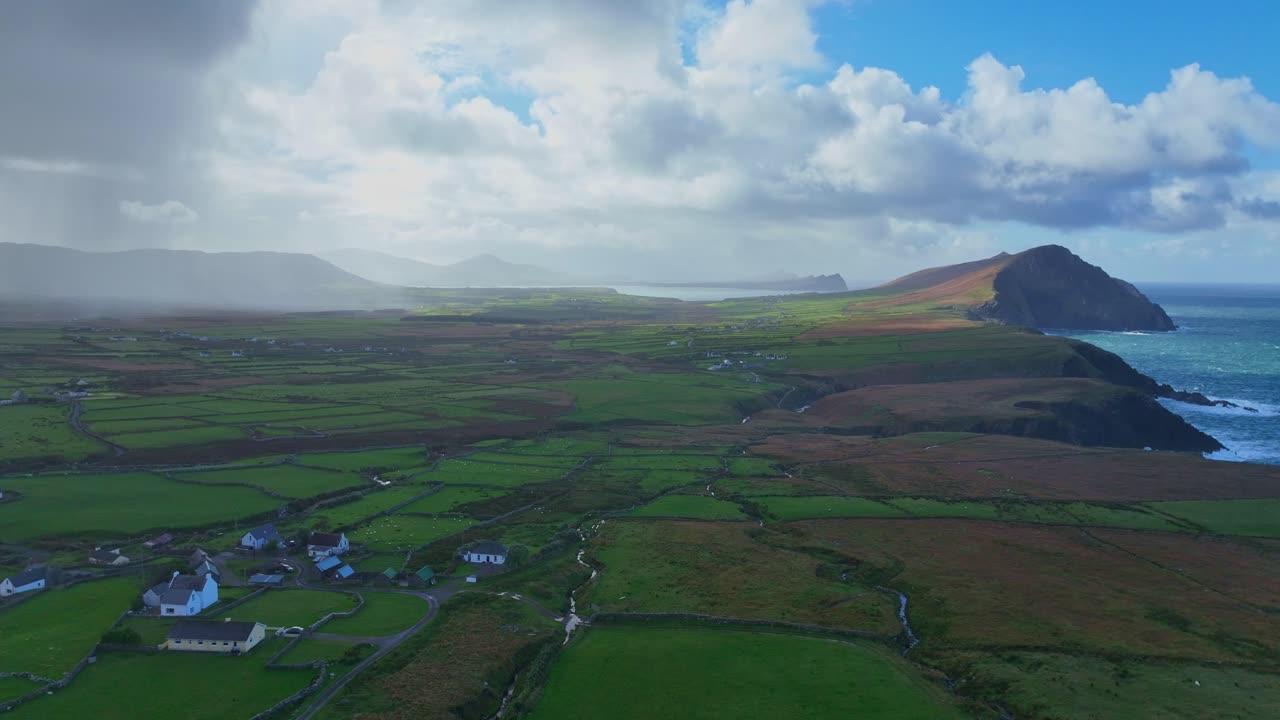 Paisajes épicos irlandeses tomados por un dron que defiende los paisajes épicos de Kerry Dingle con chubascos a lo lejos