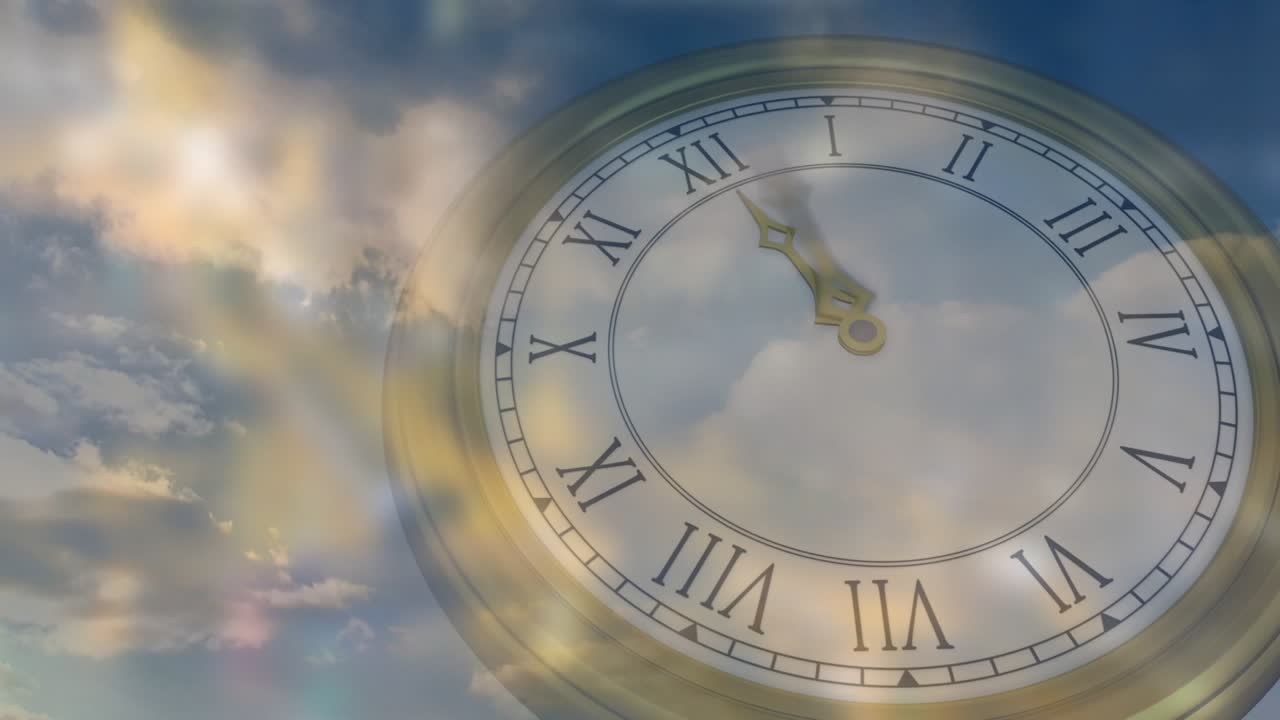 Un bagliore di luce solare appare, con le lancette di un orologio ornato che ruotano in senso orario mentre le nuvole si spostano, mostrando l'ora.