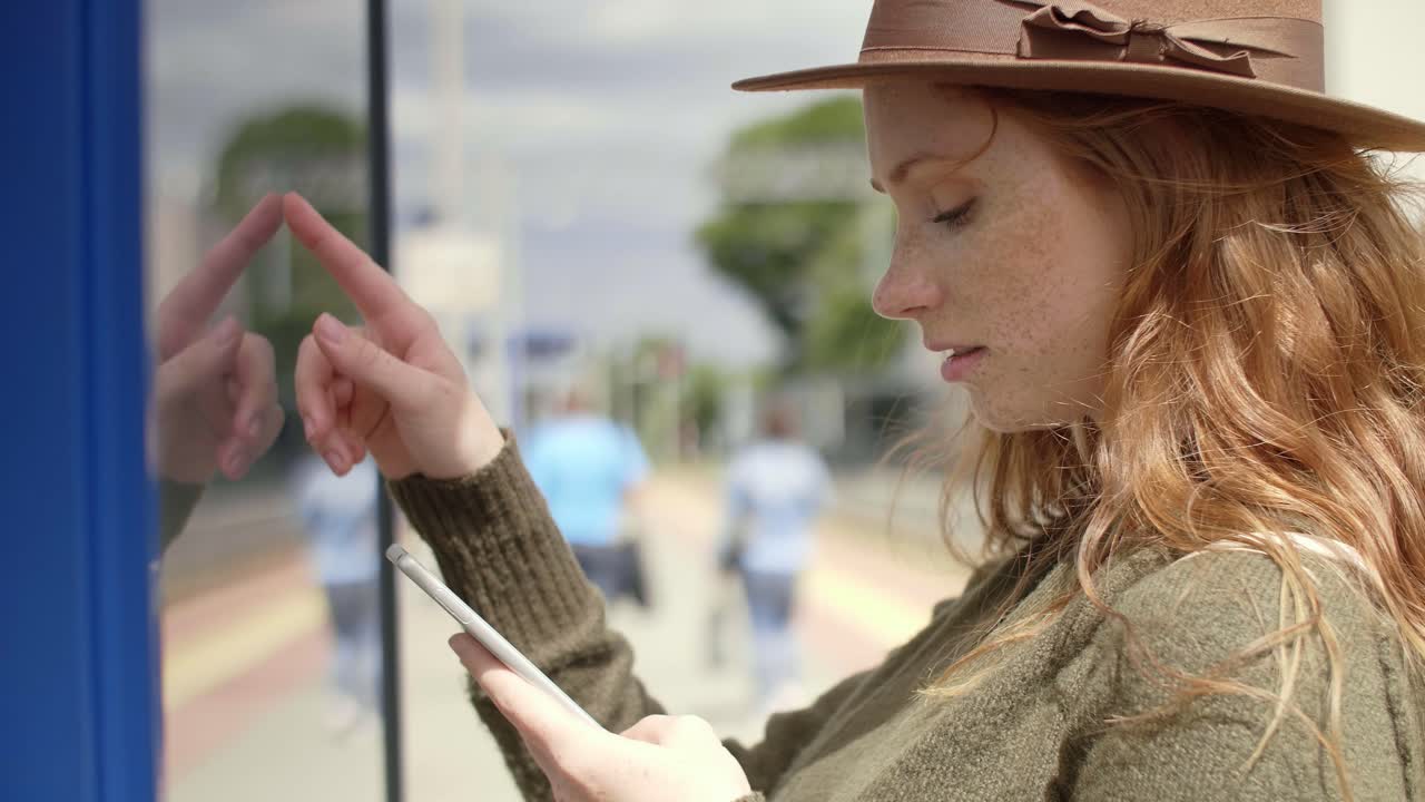 도시에서 일정을 확인하는 젊은 여성