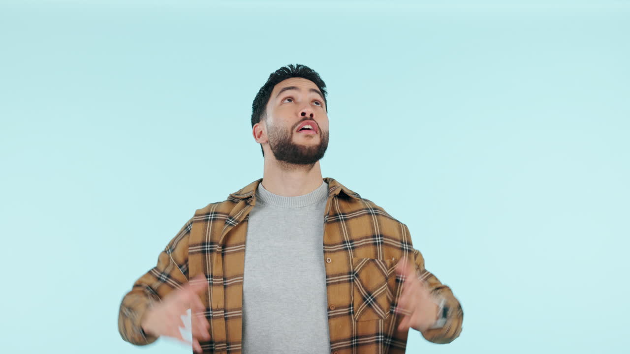 와우, 놀라움과 마음이 파란색에 날아가는 남자