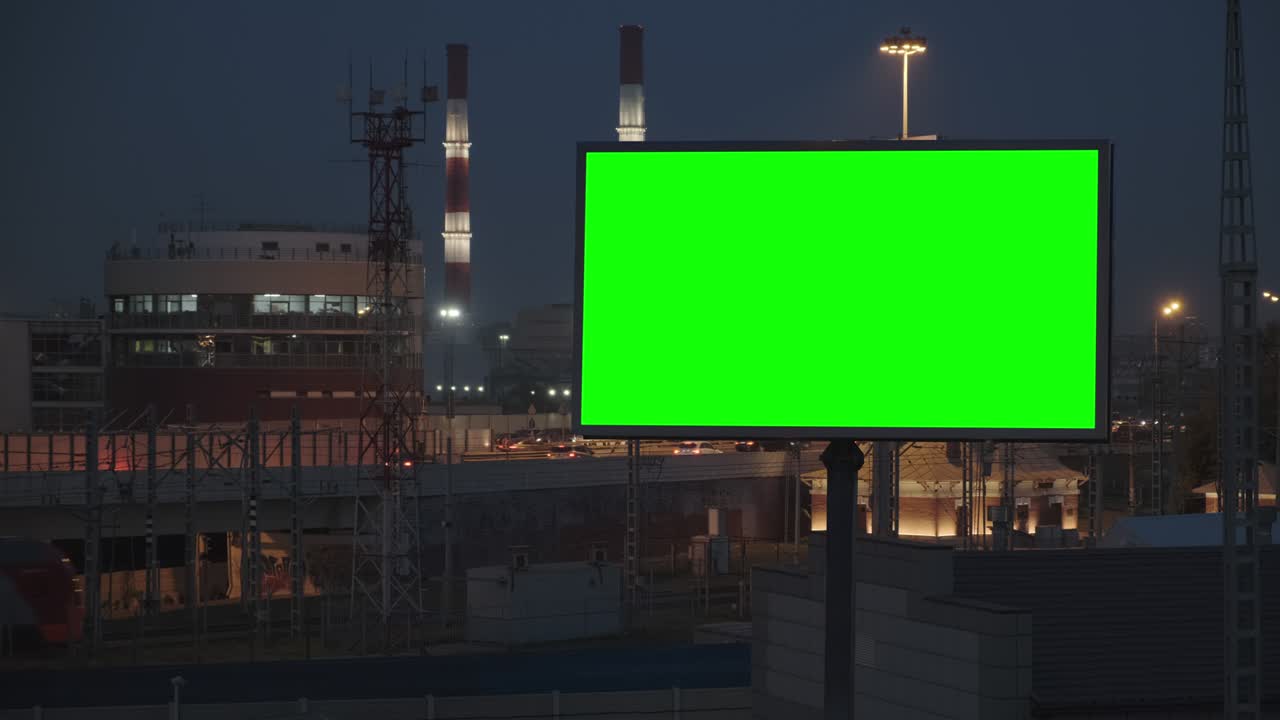gran cartel con una pantalla verde en una autopista ocupada