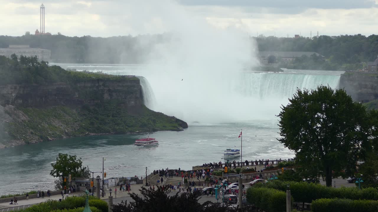 인기있는 나이아가라 폭포 관광지, 투어 보트 및 방문객 관람