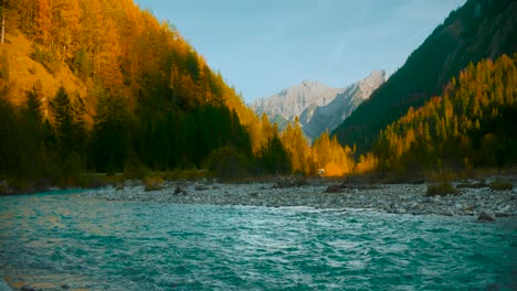 Gebirgsfluss-In-Den-österreichischen-Alpen