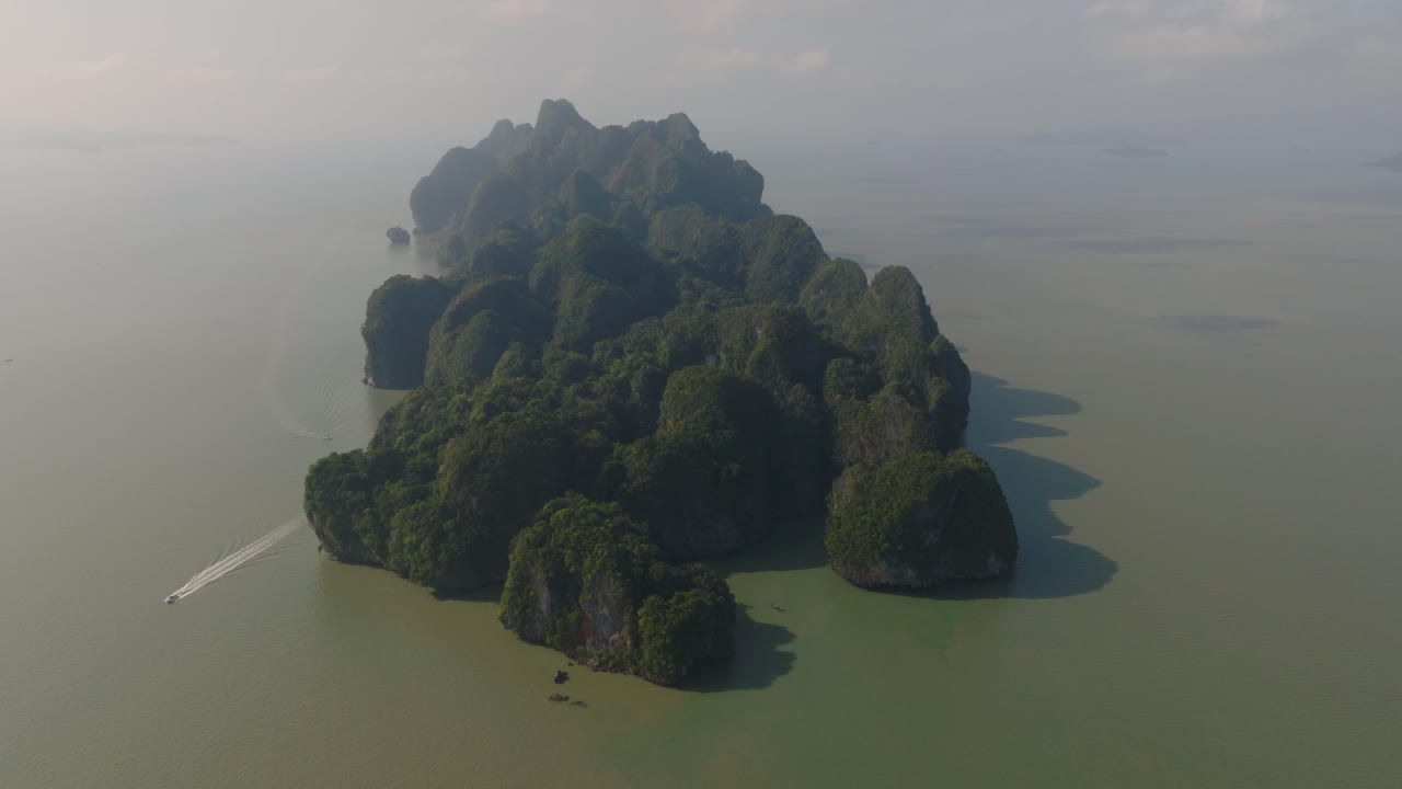 4k imágenes aéreas de drones de la isla tailandesa verde, dramática, aventura