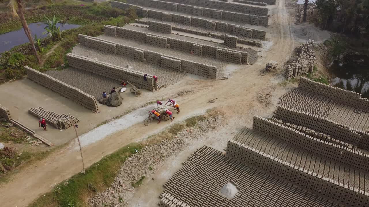 la industria del ladrillo se desarrolló alrededor del suelo aluvial a lo largo del río ganga