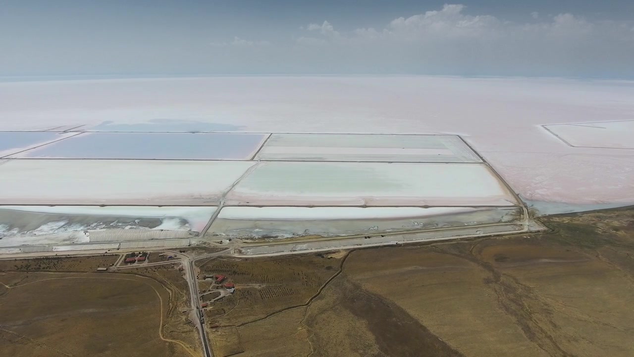 Vista aerea delle vasche di evaporazione del lago salato