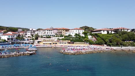 ralentización acercándose a la vista aérea del lado de la costa de castiglioncello cerca del famoso bagno salvadori