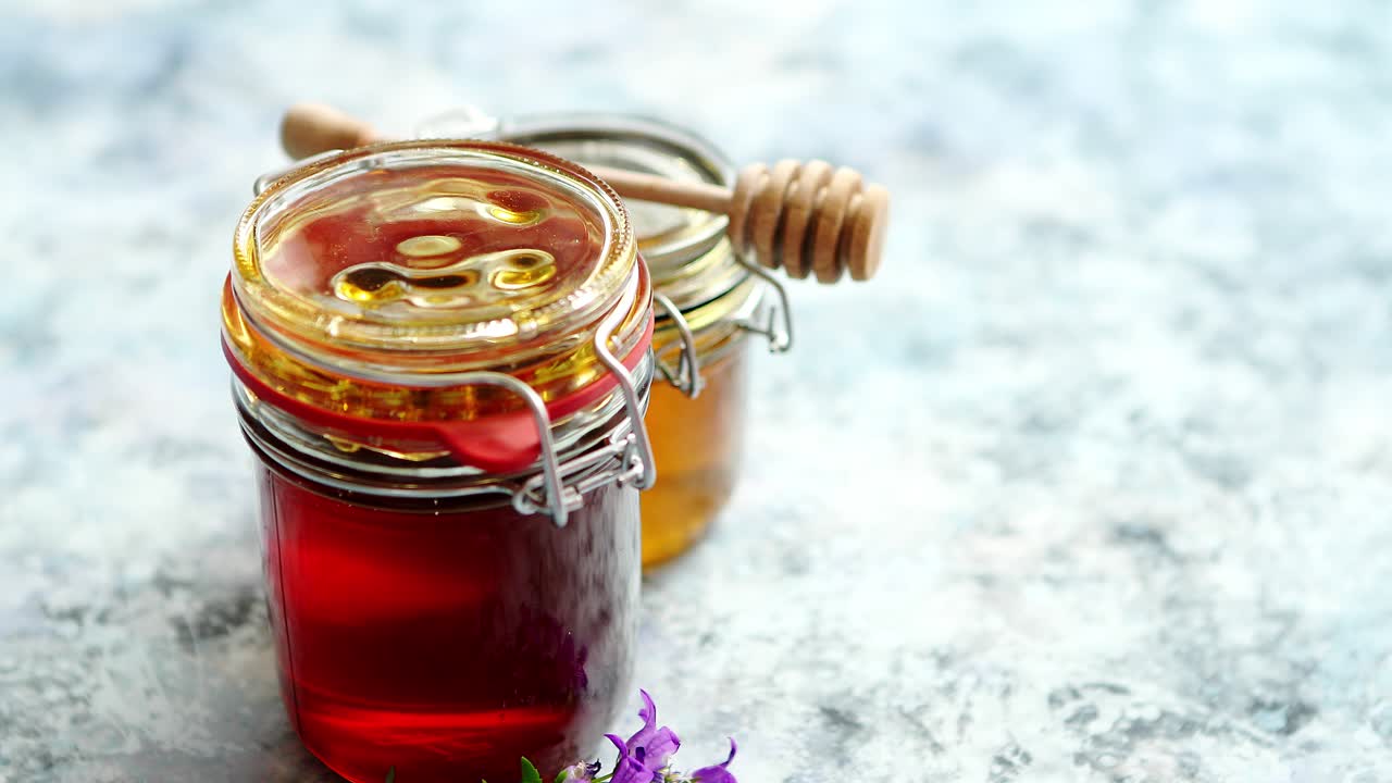 다양한 종류의 신선한 유기농 꿀이 있는 항아리