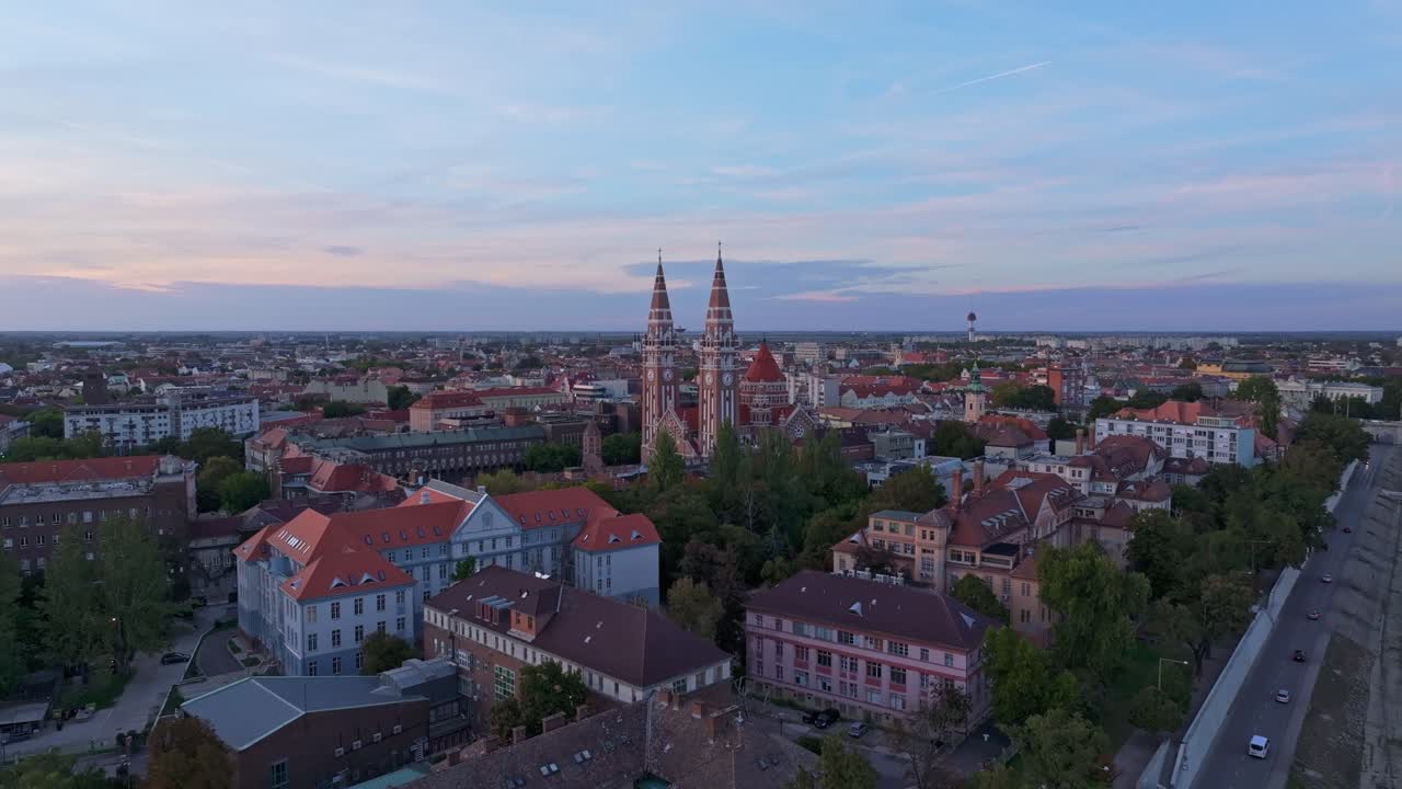 Cattedrale di Szeged dall'alto, illuminata dalla calda luce serale, Ungheria