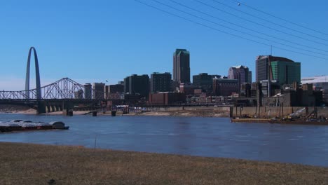 La-Ciudad-De-St-Louis-De-Día-Con-El-Río-Mississippi-En-Primer-Plano