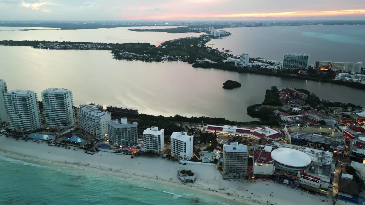 aerial de riviera maya cancún méxico zona hotelera con resort de lujo frente al agua tropical playa de arena blanca imágenes de drones