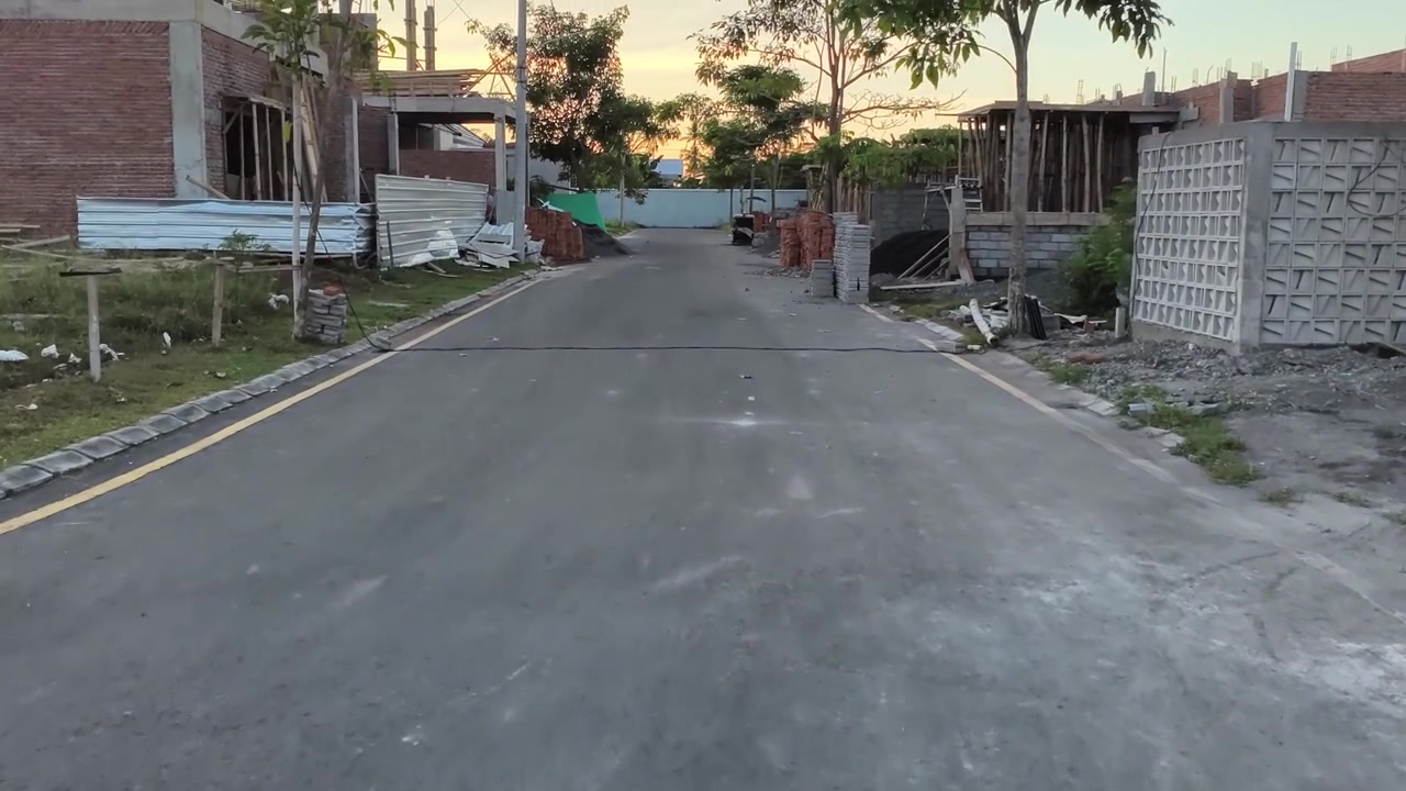 Strada vuota in un nuovo cantiere residenziale
