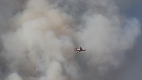 Large-airplane-flying-through-smoke-fighting-a-California-wildfire