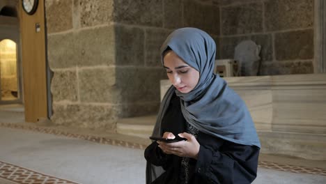 Reading-mobile-quran