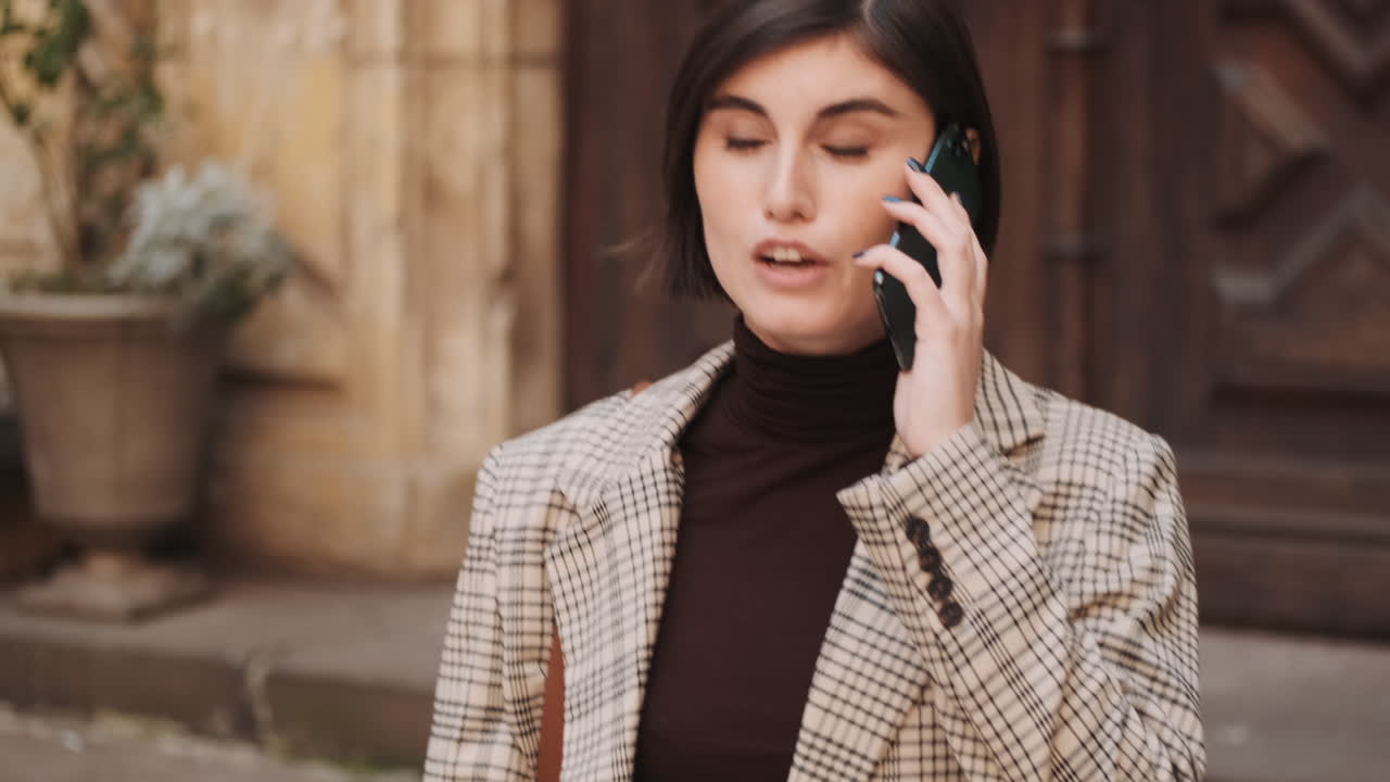 백인 사업가 여성 야외.