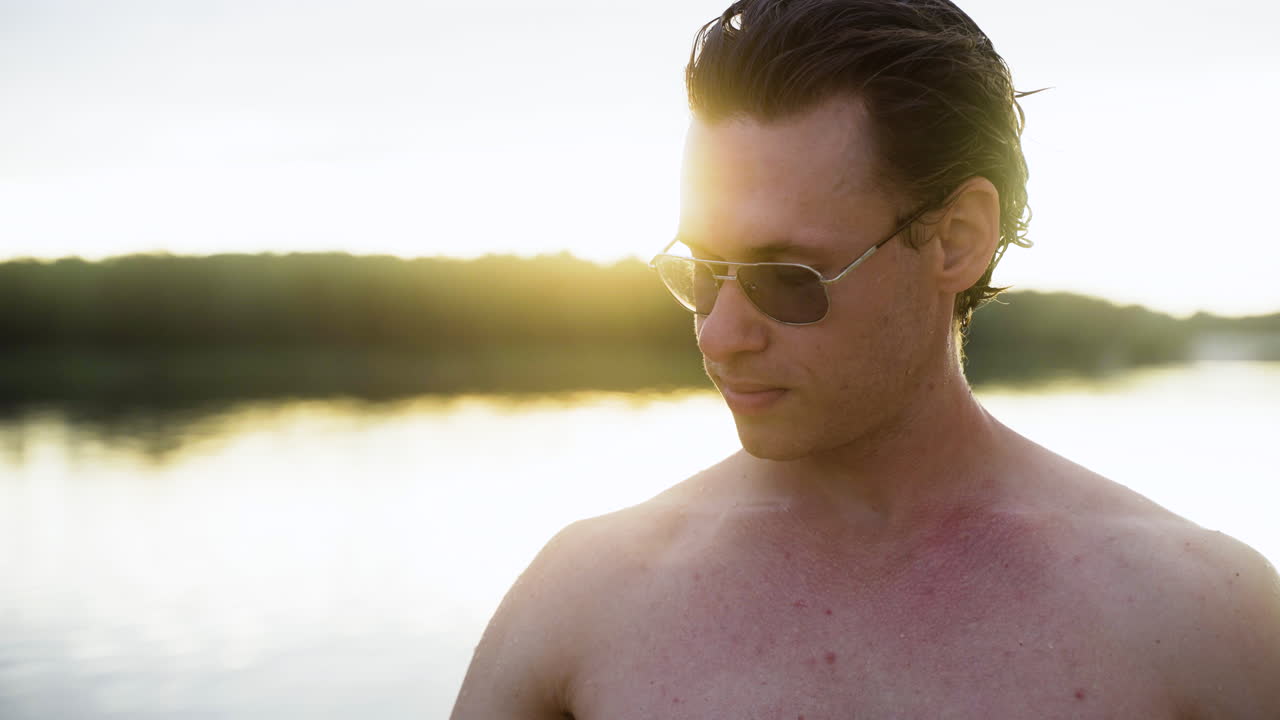 해변에서 남자 구명병