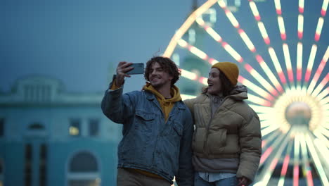 Pareja-Afectuosa-Tomando-Selfie-Por-Teléfono.-Hombre-Y-Mujer-Divirtiéndose-En-La-Calle.