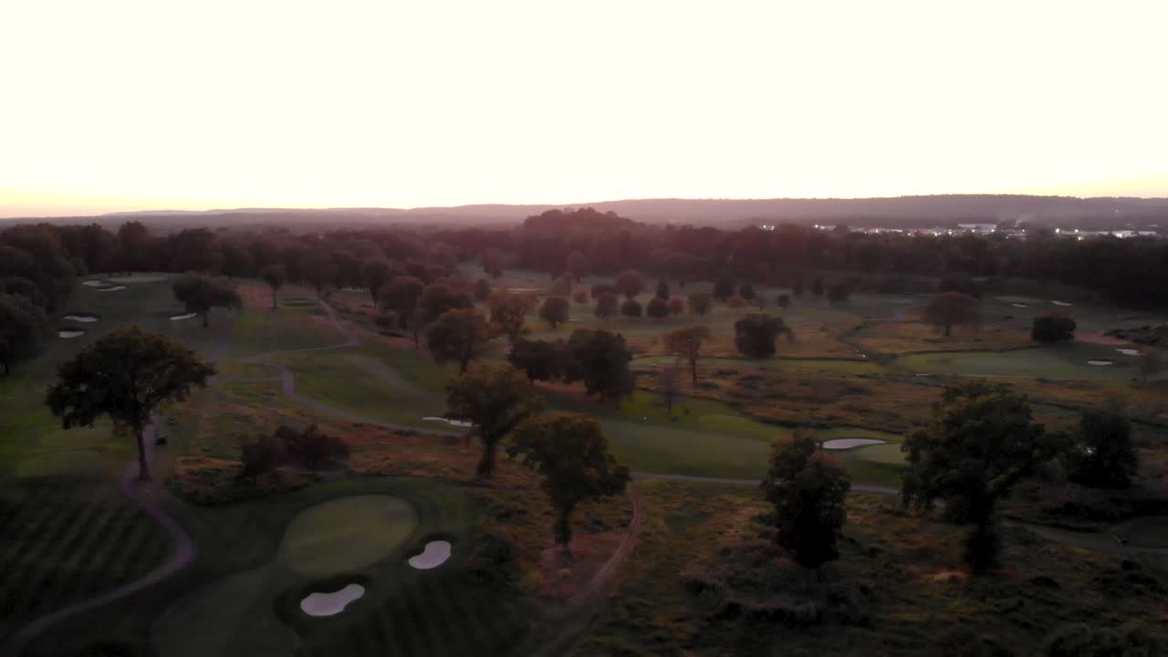 Luchtbeeld van de golfbaan bij zonsondergang