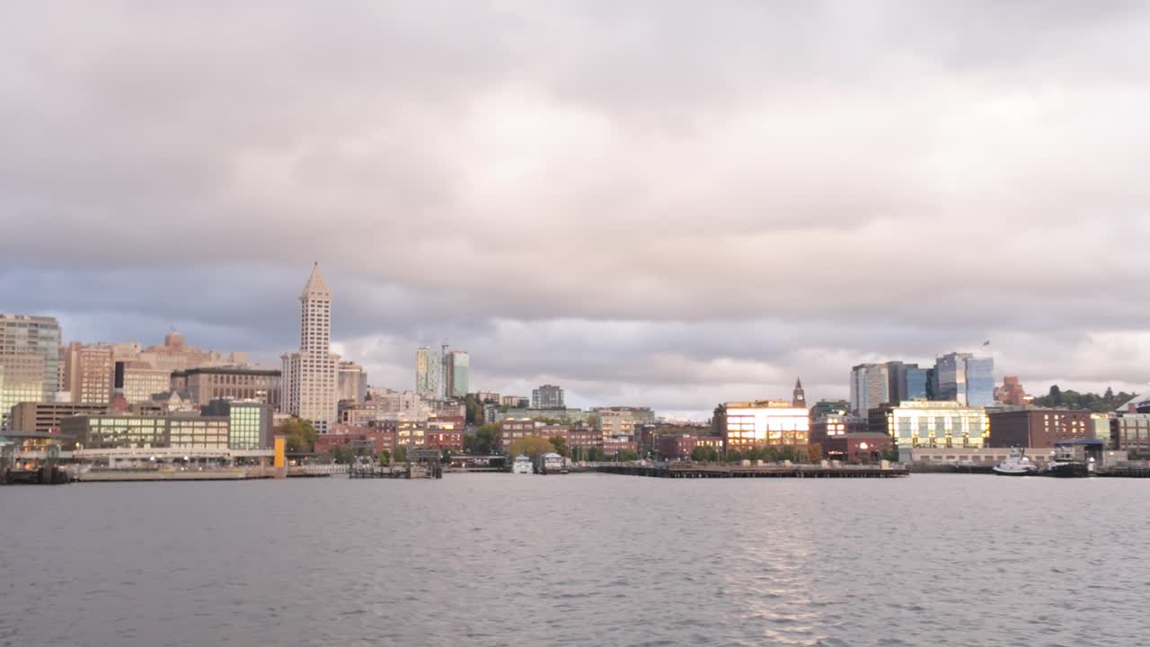 Ripresa panoramica ampia con gimbal del lungomare di Seattle, visto da una barca in movimento su Elliott Bay a Puget Sound, Washington. 4K a 30 FPS