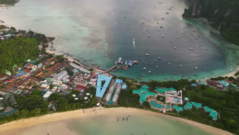 Vista-De-ángulo-Alto-De-Barcos-En-La-Bahía-Y-El-Puerto.