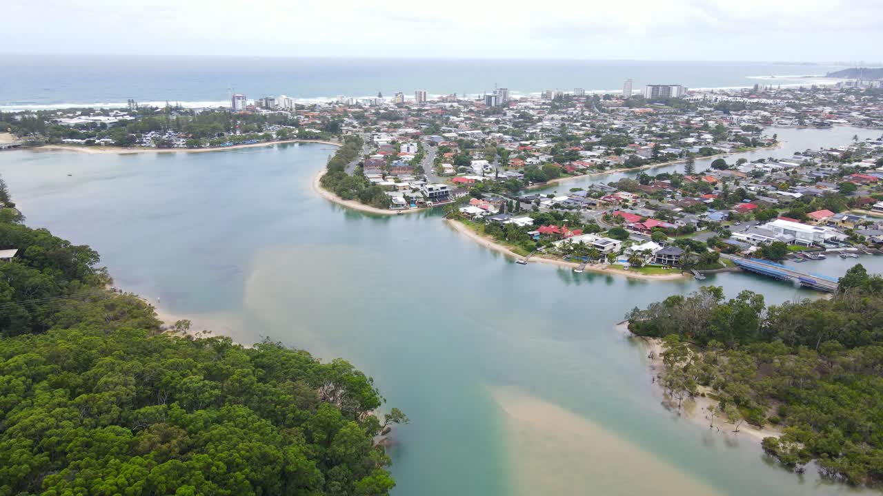 vista aérea de tallebugera creek en palm beach, qld, australia