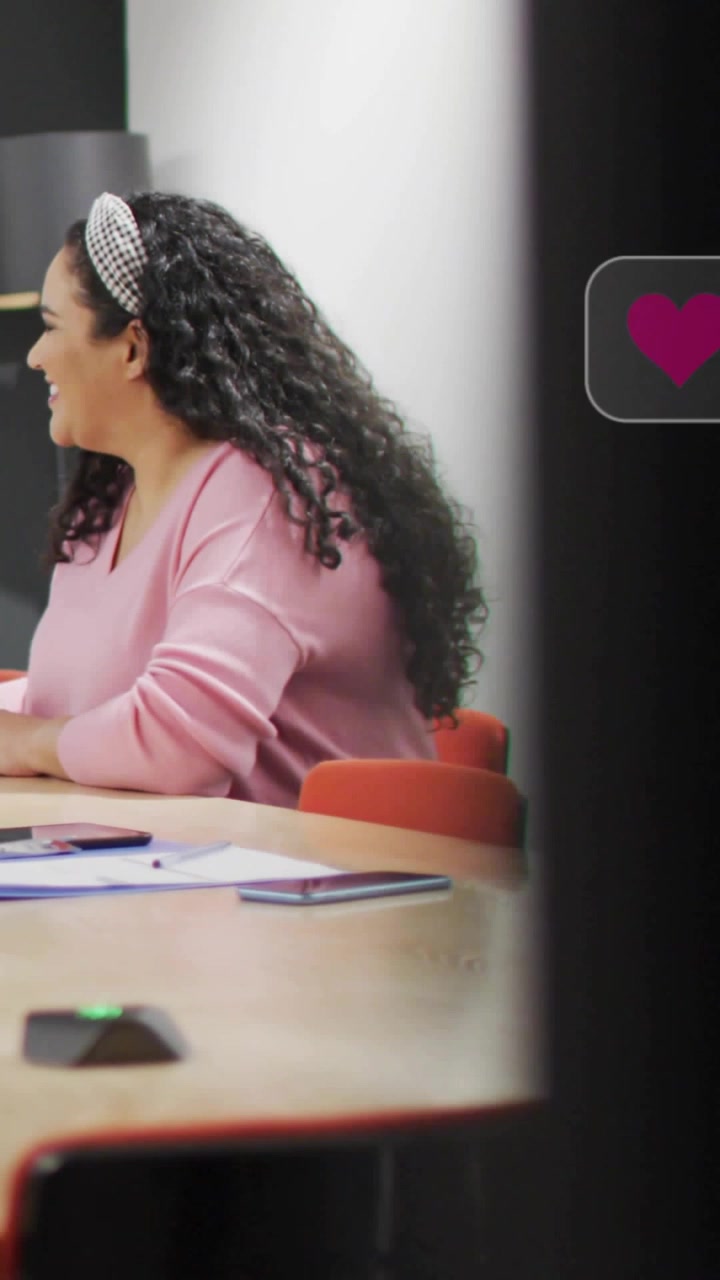 Video vertical: Mujer de negocios girando la cabeza, escuchando mientras aparecen notificaciones en el teléfono