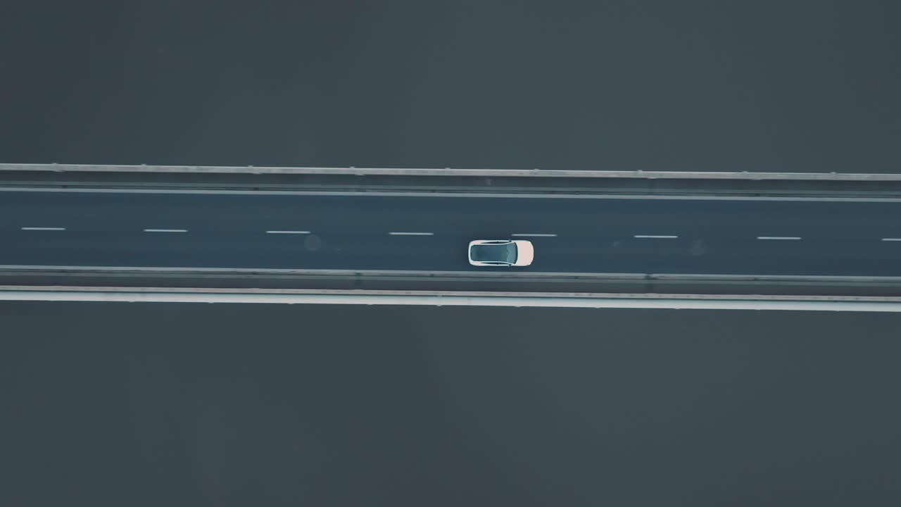 강 위의 다리에 흰색 전기 자동차