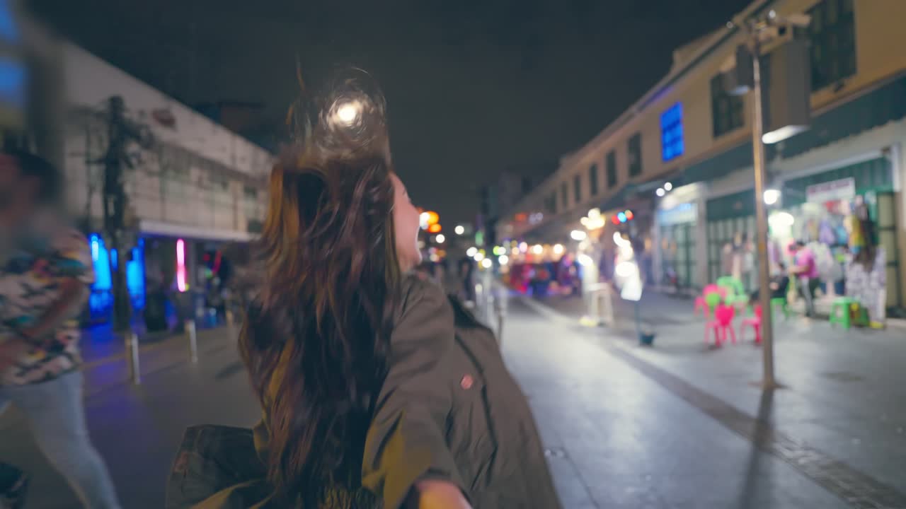 커플 이 도시 거리 음식 시장 에서 밤 을 즐기고 있다