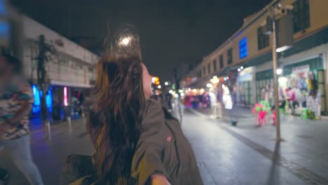 una pareja disfrutando de una noche en un mercado de comida callejera de la ciudad