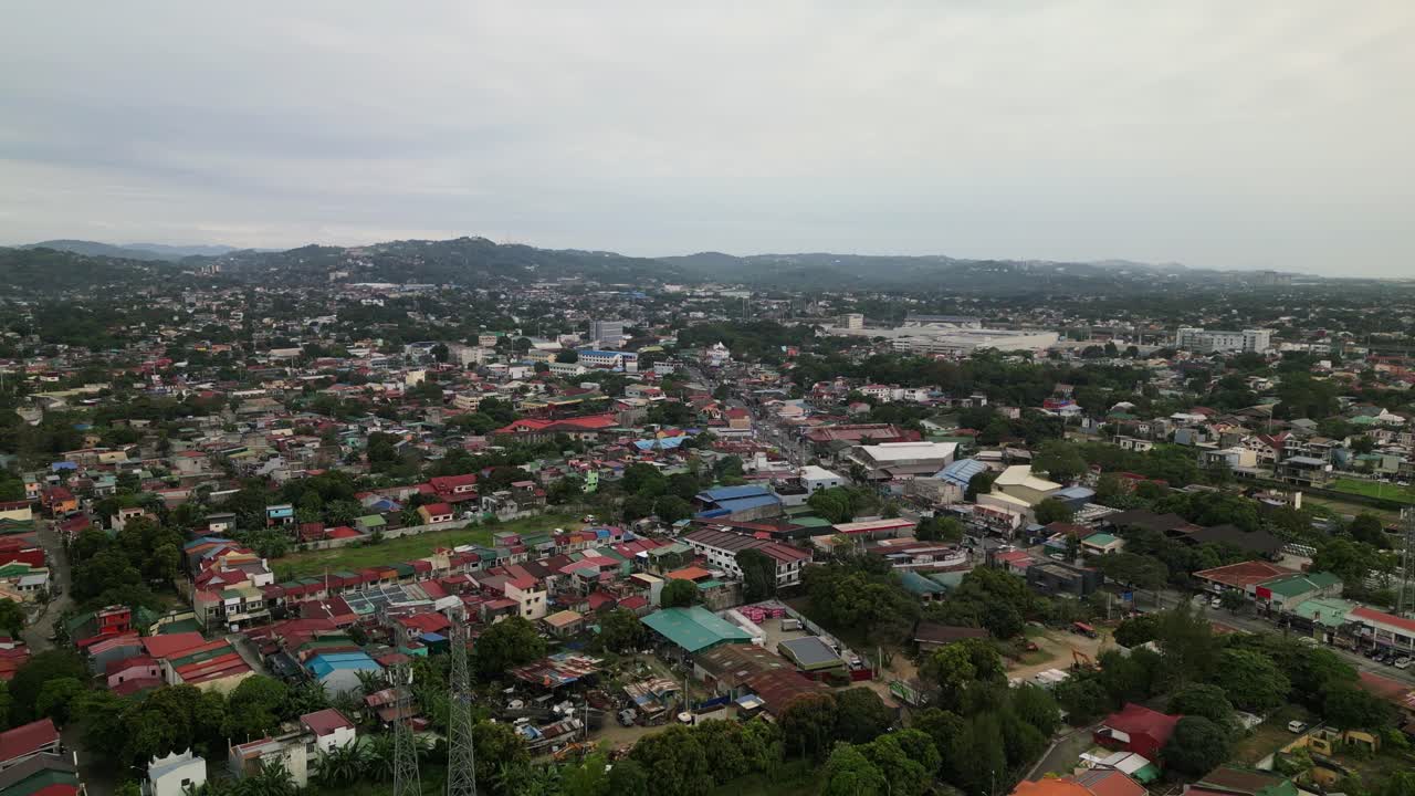 Pemandangan Udara Kota Antipolo Menampilkan Atap-atap Perumahan Padat dan Perbukitan Bergelombang di Kejauhan di Rizal, Filipina pada Siang Hari