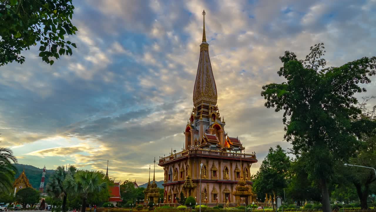 Timelapse pagoda di Chalong al tramonto