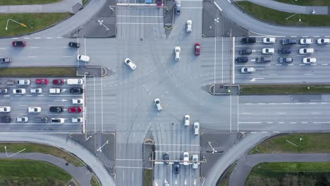 por encima del cruce de calles con vehículos cruzando la intersección, hora punta