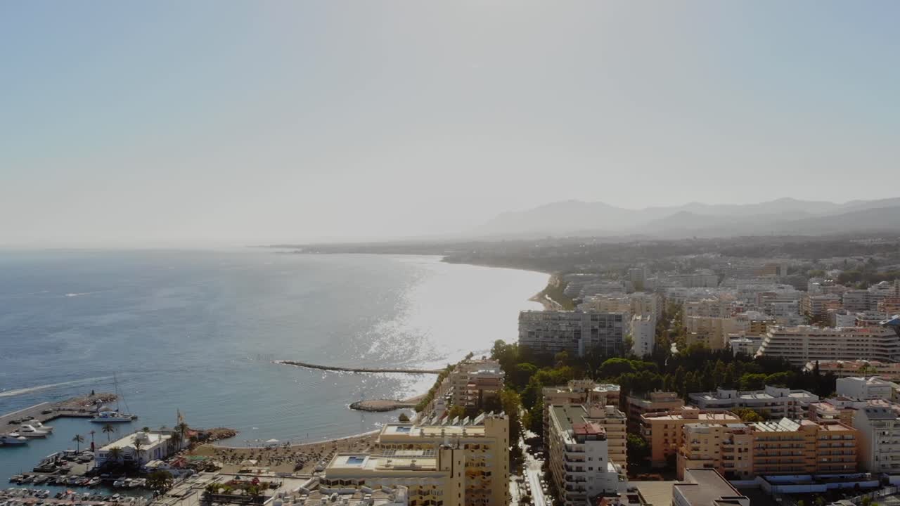 drone disparó panorámica desde el mar y el puerto deportivo a la ciudad de marbella