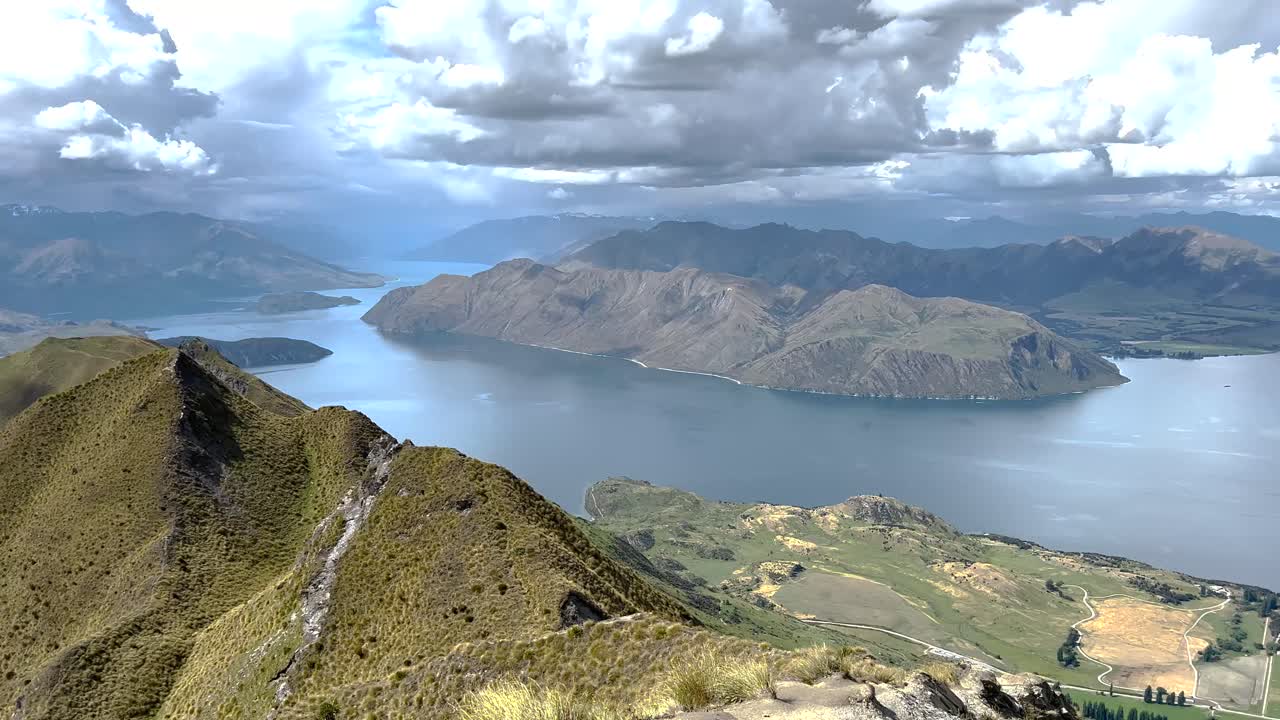 Splendido panorama, alte montagne con il lago Wanaka, famosa escursione di Roys Peak, Nuova Zelanda