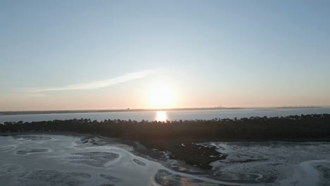 Impresionante-Puesta-De-Sol-Pinta-La-Costa-De-Portugal-Con-Tonos-Vibrantes-Mientras-Se-Fusiona-Con-El-Vasto-Océano-Atlántico