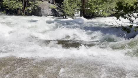 Yosemite-Nebelpfad,-Flussströmung,-Schwenkaufnahme